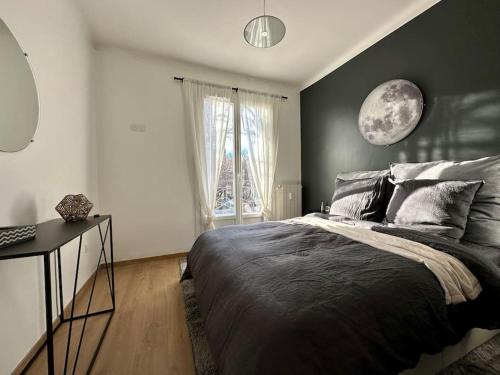 1 dormitorio con 1 cama y reloj en la pared en Le LUTZ en Nimes