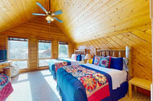 1 Schlafzimmer mit 2 Betten und einem Deckenventilator in der Unterkunft Rio Vista Haven in South Fork