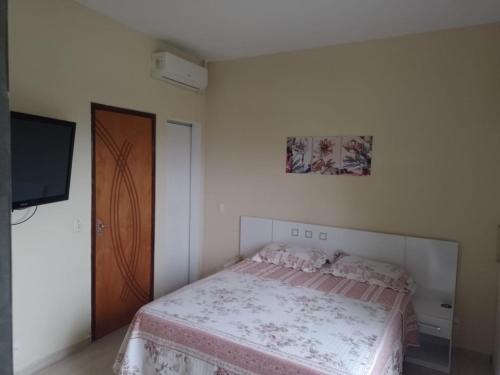 1 dormitorio con 1 cama y TV de pantalla plana en CASA GRIEBELER, en Río de Janeiro
