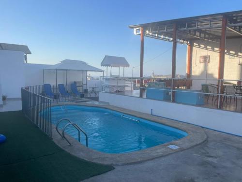 a swimming pool on the side of a building at La Casa Blanca Departamento 1 piscina temperada in Coquimbo