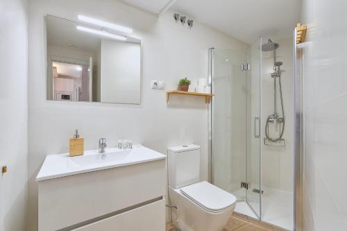 La salle de bains est pourvue de toilettes, d'un lavabo et d'une douche. dans l'établissement Vecino de Picasso, à Malaga