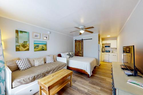 Ocean Waye 226 في آوشين سيتي: غرفة معيشة مع أريكة وسرير