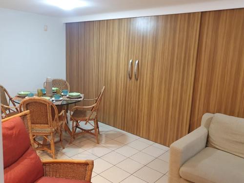 ein Wohnzimmer mit einer Couch und einem Tisch mit Stühlen in der Unterkunft Apartamento Caruaru in Caruaru