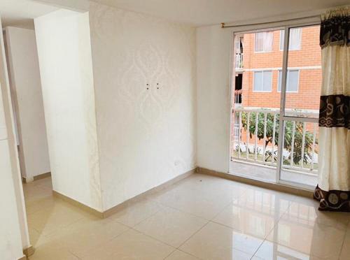 um quarto vazio com uma grande janela e uma parede branca em APARTAMENTO AMOBLADO em Barranquilla