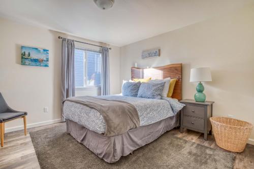 Ένα ή περισσότερα κρεβάτια σε δωμάτιο στο Bayside Bungalow - Meredith Lodging