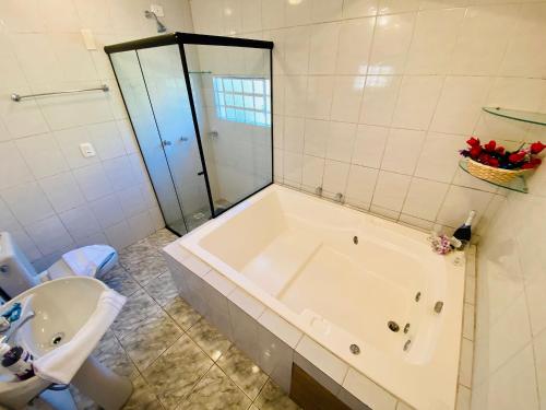 Salle de bains dans l'établissement Nena's House - Banheira de Hidromassagem-10 Pessoas