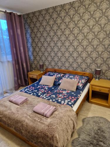 トゥシンにあるZajazd Leśnyのベッドルーム1室(枕2つ付)