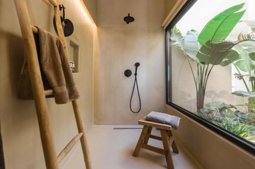 een badkamer met een douche en een aquarium bij Apeiron Villas in Kefallonia