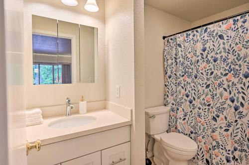 uma casa de banho com um WC, um lavatório e um chuveiro em Modern Home with Deck about 14 Mi to Downtown Seattle! em Shoreline