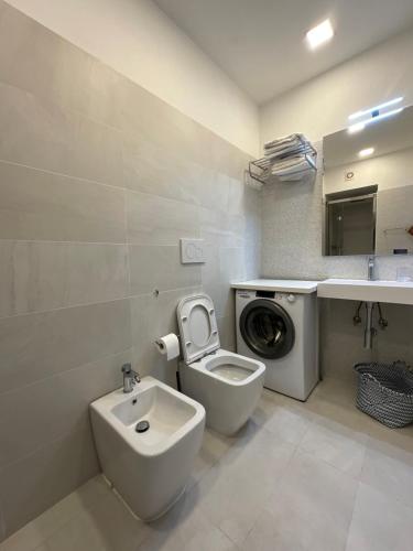 La salle de bains est pourvue de toilettes, d'un lavabo et d'un lave-linge. dans l'établissement Monolocale, à Rome
