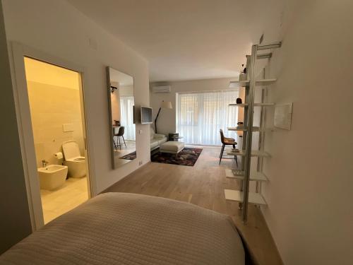 1 dormitorio con 1 cama y 1 habitación con espejo en Monolocale, en Roma