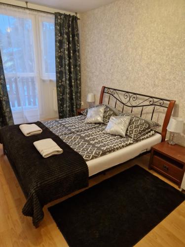 1 dormitorio con 1 cama grande y ventana en Zajazd Leśny, en Tuszyn