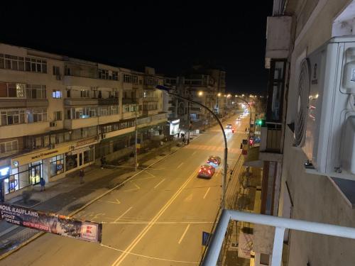 BîrladにあるCentral Apartamentの車道夜間の街路
