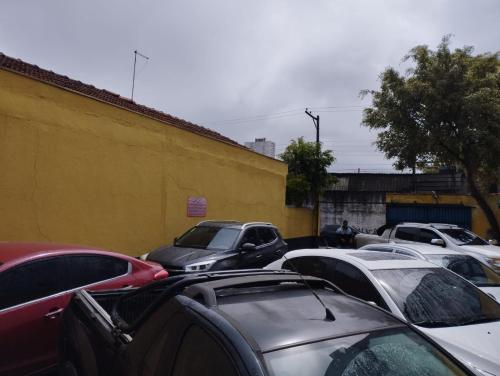 a bunch of cars parked in a parking lot at Hotel Simba in São Bernardo do Campo