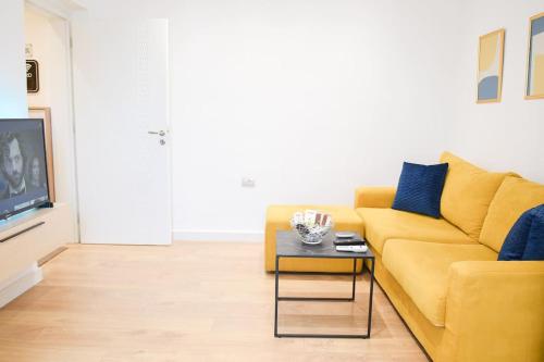 Χώρος καθιστικού στο Matisse No11 - One Bedroom City Center Apartment With Parking