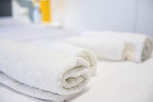 Ένα ή περισσότερα κρεβάτια σε δωμάτιο στο Matisse No11 - One Bedroom City Center Apartment With Parking