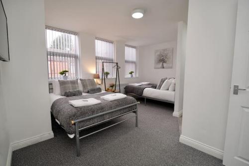 1 dormitorio con 1 cama y 1 sofá en una habitación en Swan Studio Seven - Coventry, en Coventry