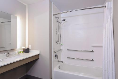 Ванная комната в Holiday Inn - Tallahassee E Capitol - Univ by IHG