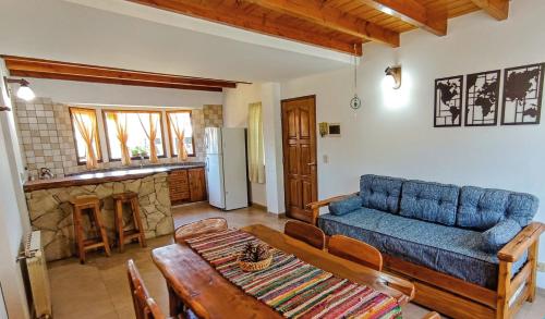 聖卡洛斯－德巴里洛切的住宿－Alma de Maitén，客厅配有蓝色的沙发和桌子