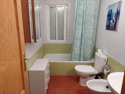 La salle de bains est pourvue de toilettes, d'une baignoire et d'un lavabo. dans l'établissement Disfrutar y relajarse en el Robledal, à Zarzuela del Monte