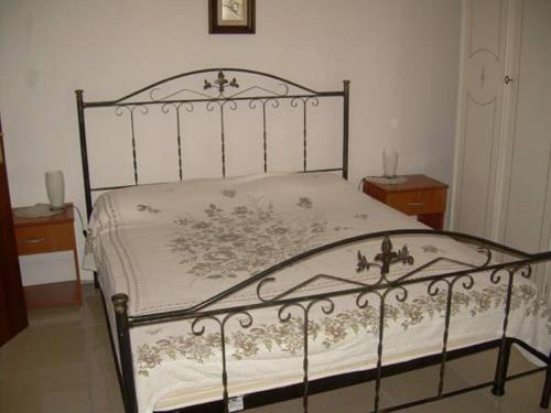 1 dormitorio con 1 cama con marco de metal en Appartamenti Bernardo I, en Roccella Ionica