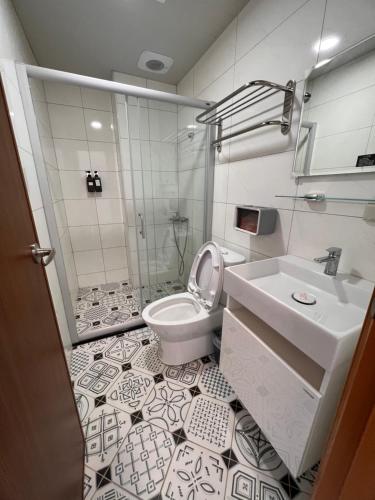 ein Bad mit einem WC und einem Waschbecken in der Unterkunft Chia Lung Gold Coast Homestay in Hu-nei