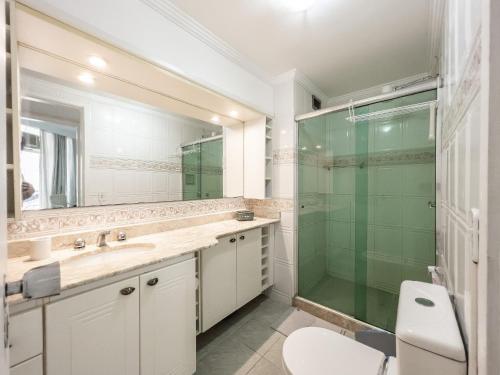y baño con ducha acristalada y lavamanos. en Apart Hotel Barra Palace com Vista Mar e Varanda B1-004, en Río de Janeiro