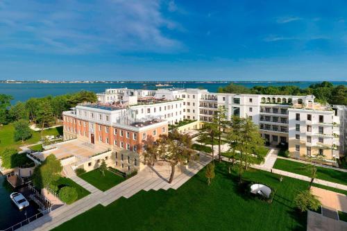 uma vista superior de um grande edifício com um parque em JW Marriott Venice Resort & Spa em Veneza