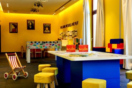 a room with a counter with chairs and a table at JW Marriott Venice Resort & Spa in Venice