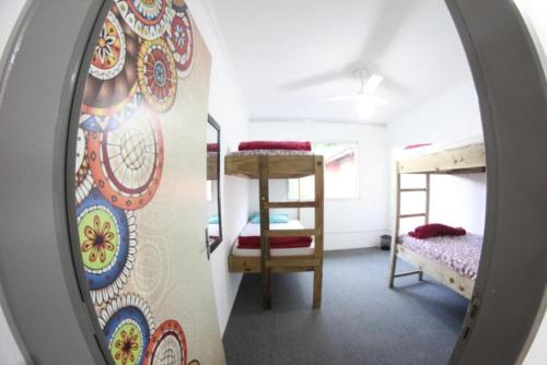 Двох'ярусне ліжко або двоярусні ліжка в номері Amares Hostel