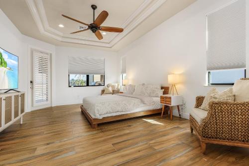 1 dormitorio con 1 cama y ventilador de techo en Villa Antonia en Cape Coral