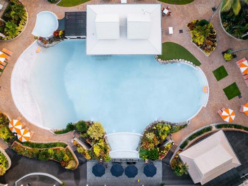 Bazén v ubytování Novotel Cairns Oasis Resort nebo v jeho okolí
