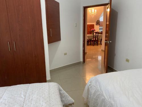 1 Schlafzimmer mit einem Bett und einem Esszimmer in der Unterkunft Casa Olguita in Manta