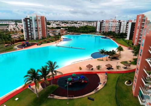 una vista sul tetto di una grande piscina in una città di Departamento 'Hozanek' en Dream Lagoons Cancun a Cancún
