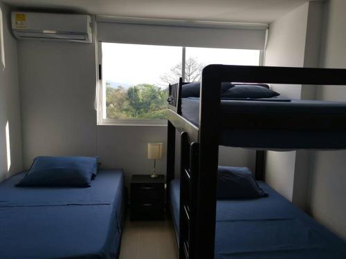 2 literas en una habitación con ventana en Apartamento Recreativo en Santa Fe de Antioquia