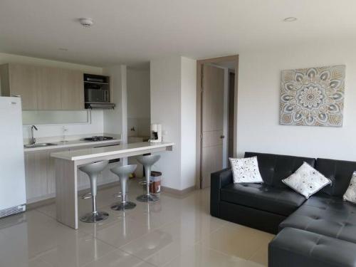 a kitchen and living room with a couch and a table at Apartamento Recreativo in Santa Fe de Antioquia