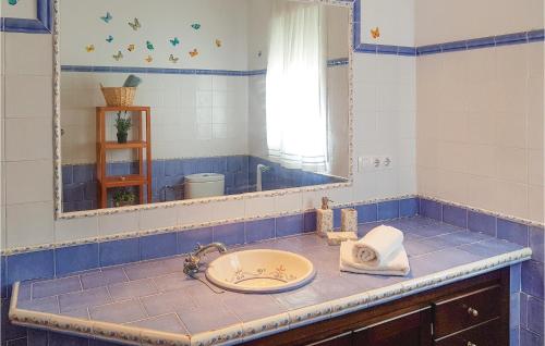 ein Bad mit einem Waschbecken und einem Spiegel in der Unterkunft Cozy Home In Olvera With Wifi in Olvera