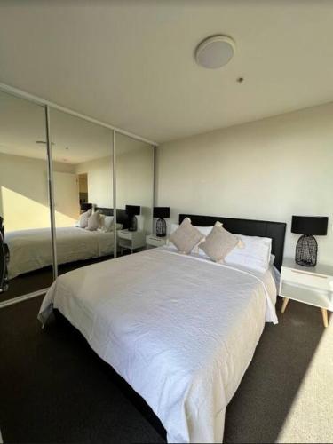 1 Bed apartment in Essendon房間的床