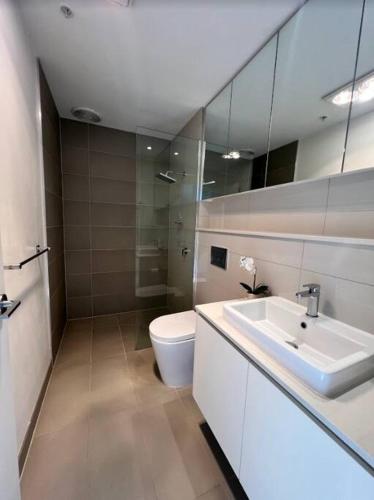 Ванна кімната в 1 Bed apartment in Essendon