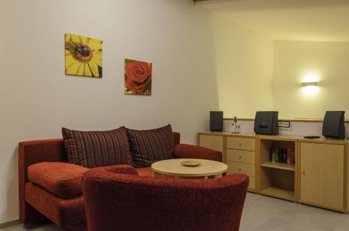 ein Wohnzimmer mit einem Sofa und einem Tisch in der Unterkunft Ferienwohnung Radebeul Gerlach in Radebeul