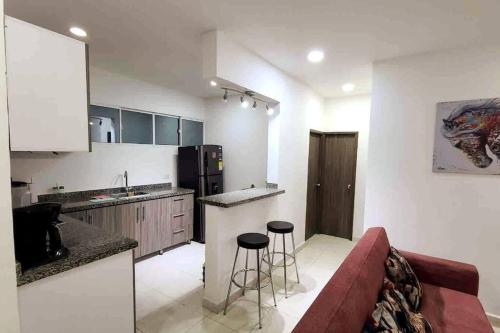 Virtuvė arba virtuvėlė apgyvendinimo įstaigoje COZY, Apartamento a solo 10 minutos Caminando a Playa Dormida, con Piscina y Parqueadero.