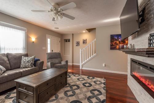 ein Wohnzimmer mit einem Sofa und einem Kamin in der Unterkunft Hoosier Happiness Townhouse - 2 King Size Bedroom Suites in Bloomington