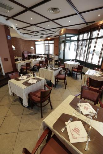 Restaurace v ubytování Hôtel Au Petit Caporal