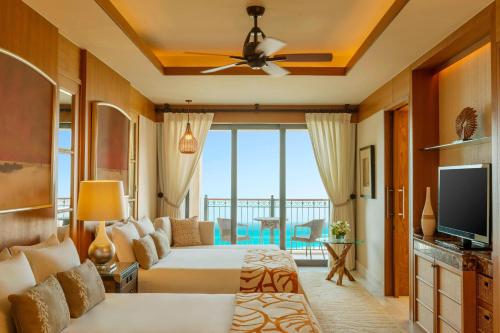 um quarto de hotel com duas camas e uma varanda em The St. Regis Saadiyat Island Resort, Abu Dhabi em Abu Dhabi