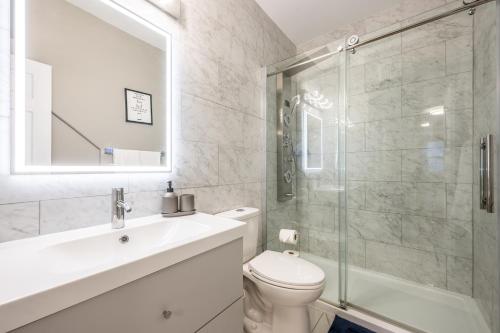 Cozy Chic Oasis 3 Bedroom – Photos 3