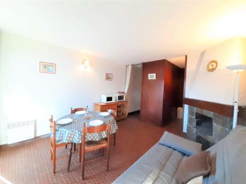 un salon avec une table et un canapé dans l'établissement Studio confortable 4 pers, balcon, kitchenette équipée, PLA D'ADET - FR-1-457-250, à Saint-Lary-Soulan