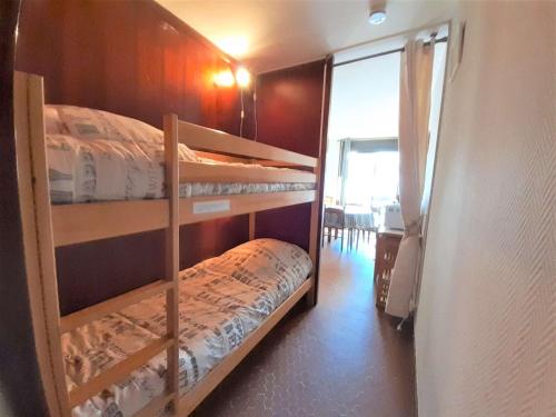 1 Schlafzimmer mit 2 Etagenbetten in einem Zimmer in der Unterkunft Studio Saint-Lary-Soulan, 1 pièce, 4 personnes - FR-1-457-250 in Saint-Lary-Soulan