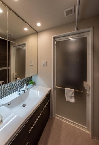 a bathroom with a sink and a shower at Branchera Naha Akebono Premist R67 in Nakanishi