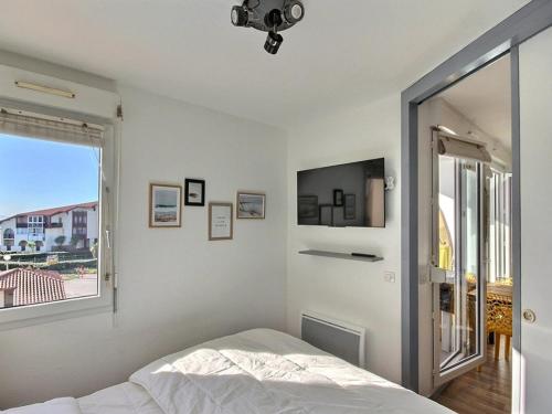 Schlafzimmer mit einem Bett und einem Fenster in der Unterkunft Appartement Soorts-Hossegor, 2 pièces, 6 personnes - FR-1-413-184 in Soorts-Hossegor