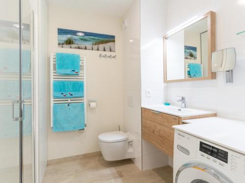 une salle de bain avec toilettes et lavabo et une machine à laver dans l'établissement Appartement climatisé avec parking et balcon à Arcachon - FR-1-319-459, à Arcachon